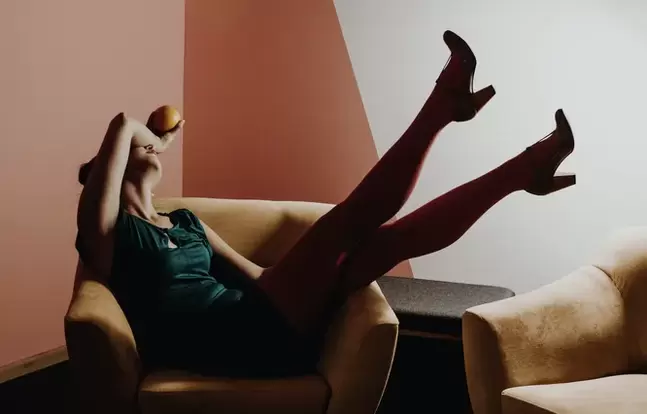 Tânără cu vene varicoase ale picioarelor